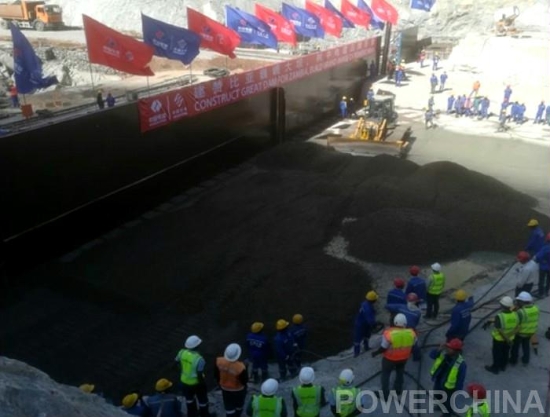 贊比亞下凱富峽水電站大壩碾壓混凝土開倉澆筑