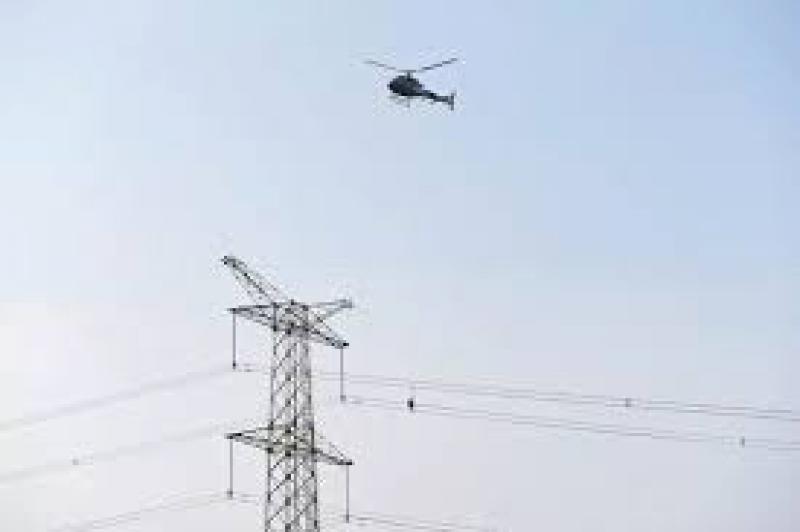 南方電網首次直升機驗收500千伏線路工程