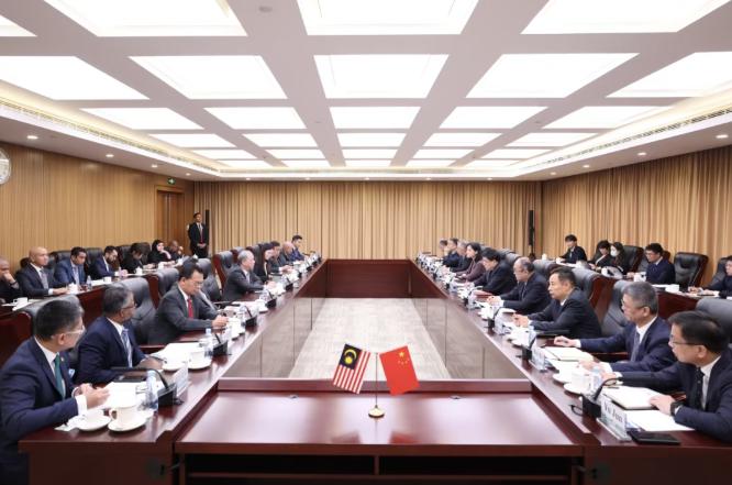 馬來(lái)西亞副總理兼能源及水務(wù)轉(zhuǎn)型部部長(zhǎng)法迪拉到訪國(guó)家電網(wǎng)