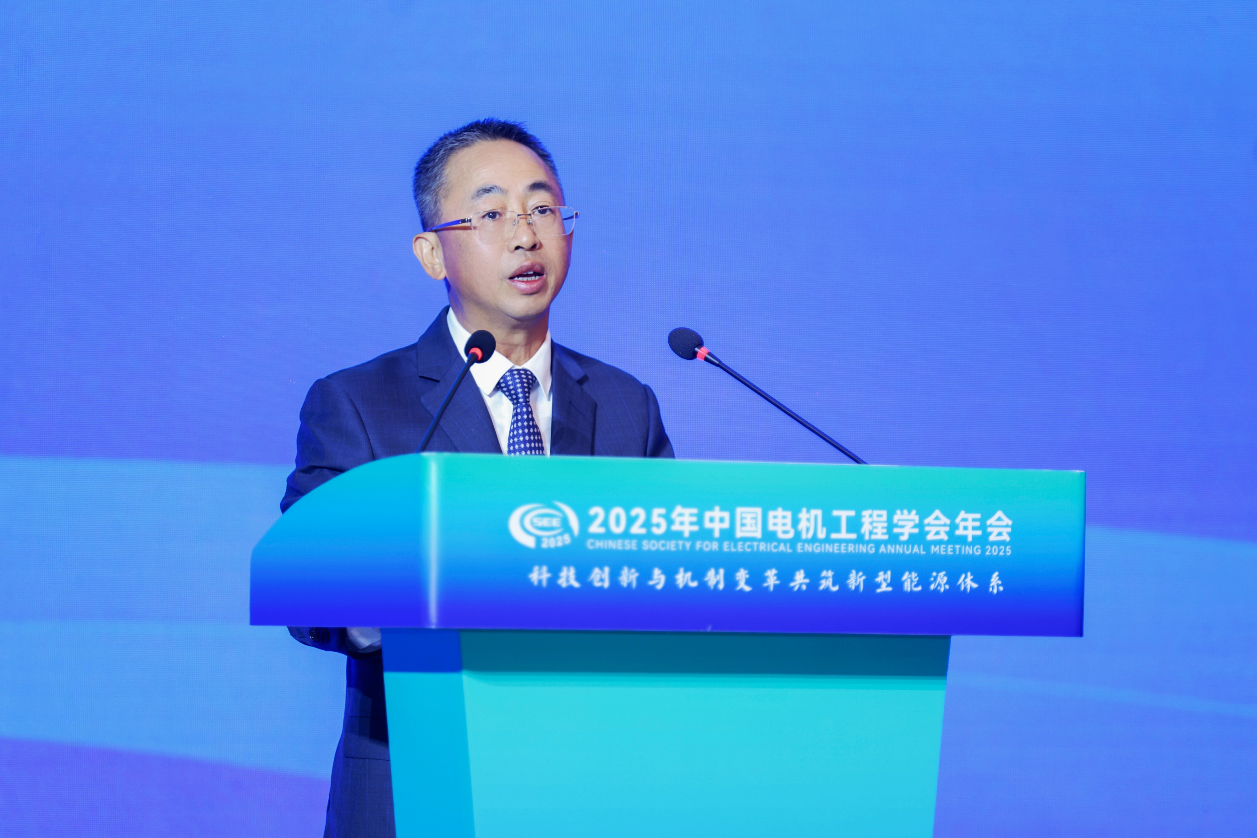 華為侯金龍：全場(chǎng)景構(gòu)網(wǎng)，光風(fēng)儲(chǔ)協(xié)同，推動(dòng)新能源成為主力電源