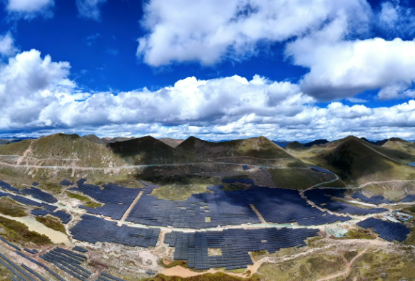 國內在建最高海拔大型地面集中式光伏項目首次并網