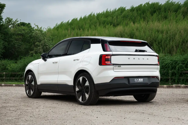 沃爾沃EX30 2026款巴西上市：精簡為三版本，新增428馬力Ultra車型